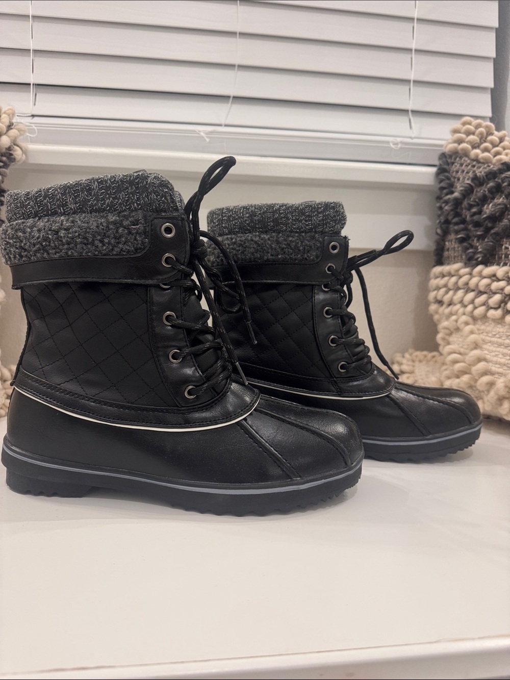 Women's Black insulated lining, Quilted Lace-Up Winter Boots Sz 10
